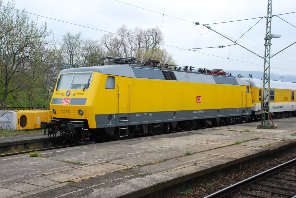 BR 120 160-7 (120 502) mit dem Fahrwegmesszug abgestellt im Stuttgarter Hbf am 21.04.2013