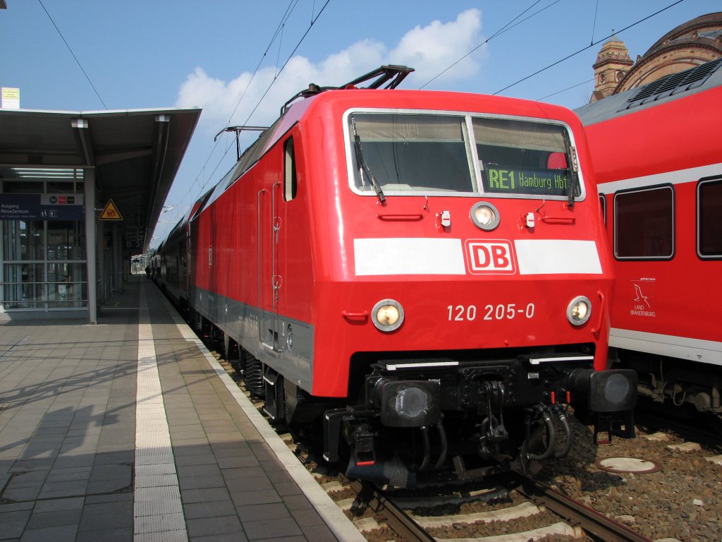 BR 120 205 0 der Regio DB steht abfahrbereit im Bahnhof von Schwerin HBF mit einem RE nach Hamburg HBF am 09.04.2008
