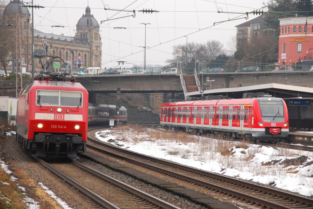 BR 120 mit einem IC in Wuppertal Steinbeck am 06.02.10