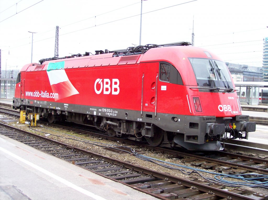 BR 1216 013-3 www.obb-italia.com der BB abgestellt in Mnchen am Holzkirchner Flgelbahnhof. Aufgenommen am 15.03.2010.