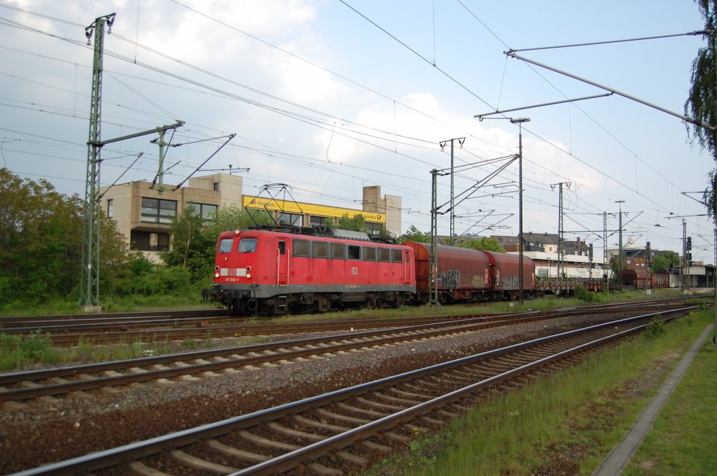 BR 140 043-1 durchfuhr am 28.05.2010 mit einem gemischten Gterzug den Bahnhof Lehrte.