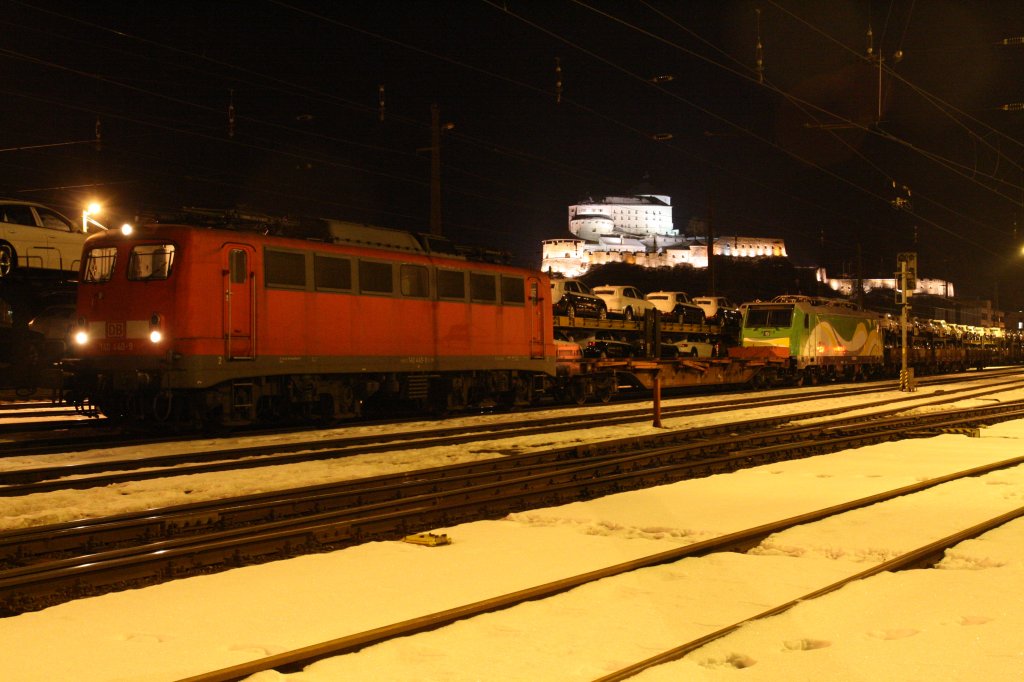 BR 140 440-9 wartet am 8.2.2011 in Kufstein auf die Ausfahrt. Im Gterzug eingereiht ist die 583 002-9 fr Polen. Dieser Zug kommt aus dem Bombardierwerk in Italien.