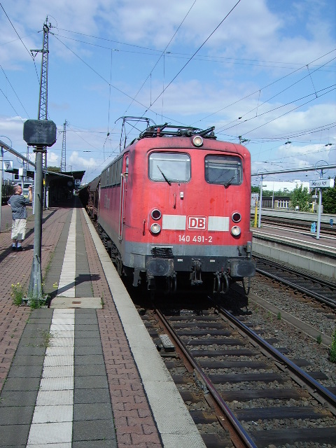 BR 140 491 in Hanau Hbf mit Getreide Zug am 28.08.10 