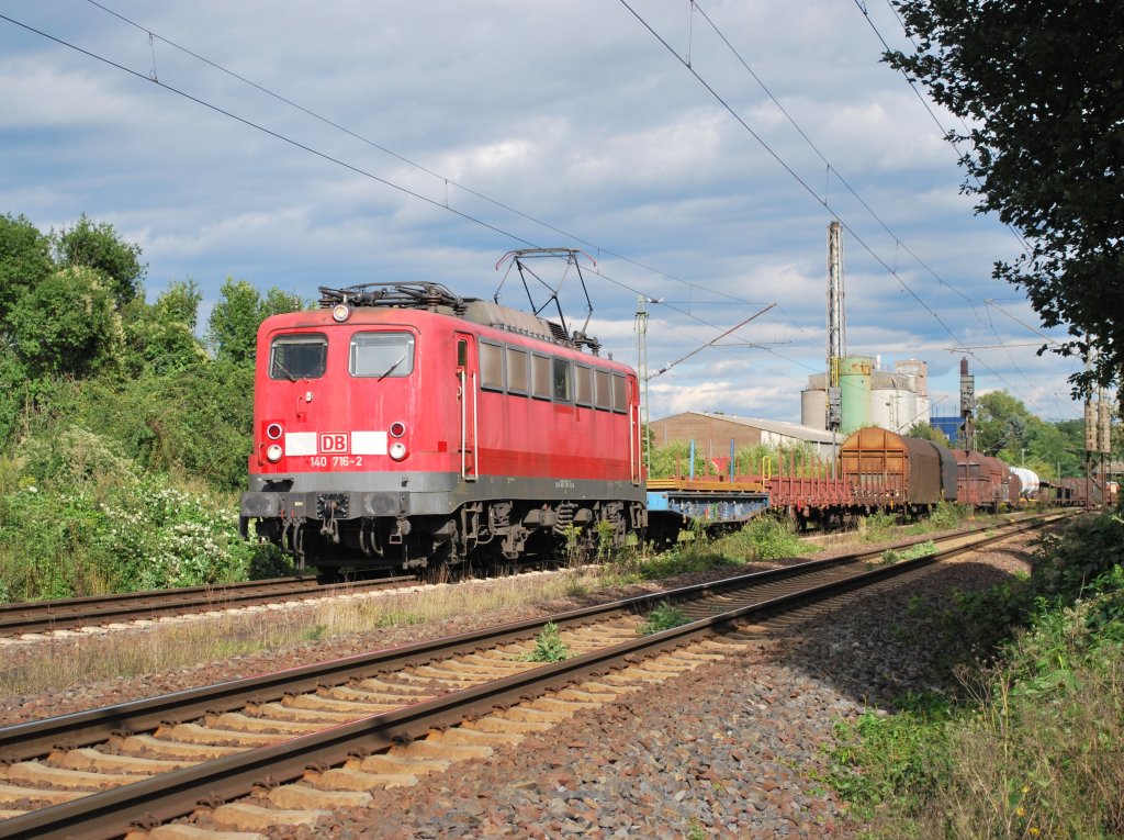 BR 140 716-2 lsst Nachmittag des 31.08.2010 eine dicke Regenfront hinter sich und rollt auf die Kanalbrcke in Hannover Misburg Sd zu.