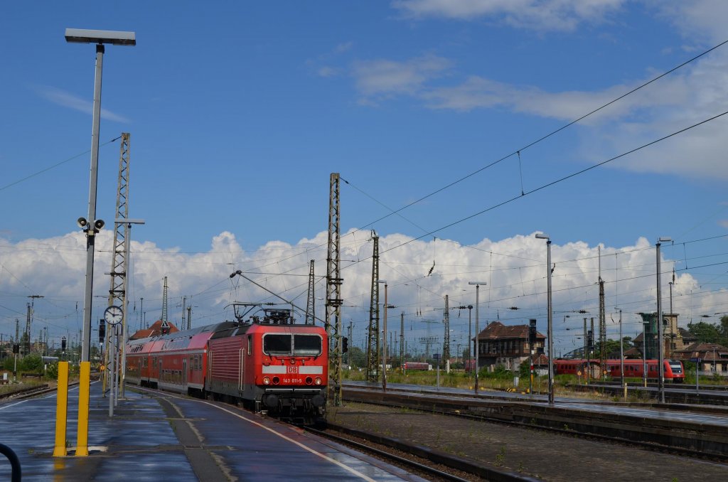 BR 143 011-5 mit einem RB bei der Einfahrt in den HBF Leipzig 25.06.2012