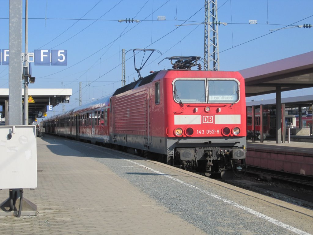 BR 143 052-9 wartet auf Fahrgste in Nrnberg. Der Zug wird dann den RE 59211 nach Treuchtlingen ziehen. 04.03.2011