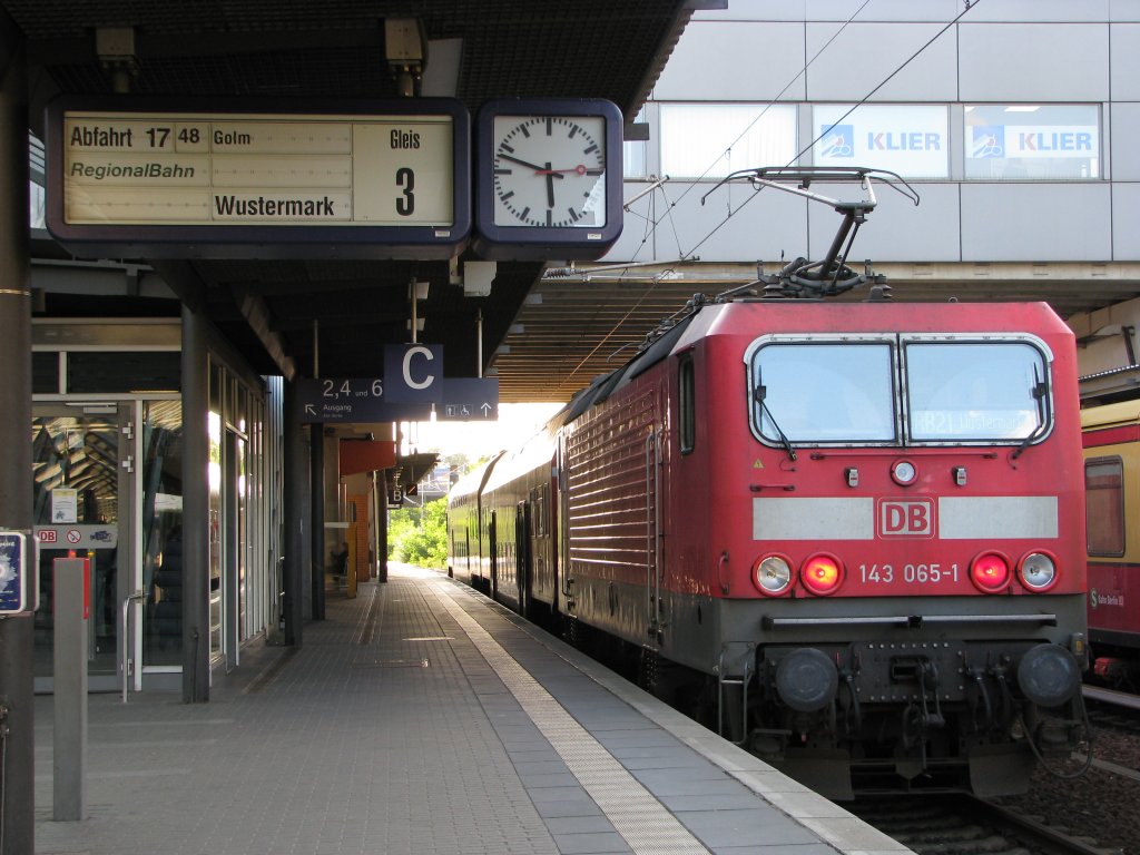 BR 143-065-1 schiebt pnklich ihre Regionalbahn aus dem Bahnhof von Potsdam HBF nach Wustermark ber Golm am 15.09.2010