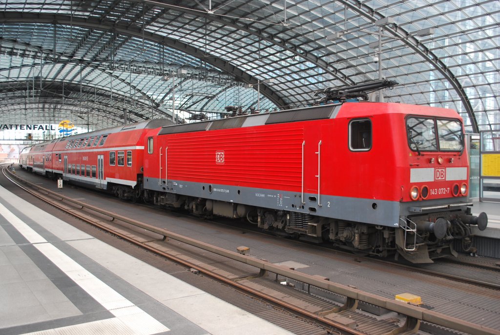 BR 143 072-7 mit einem Regionalexpress im Berliner Hauptbahnhof. August 2012.