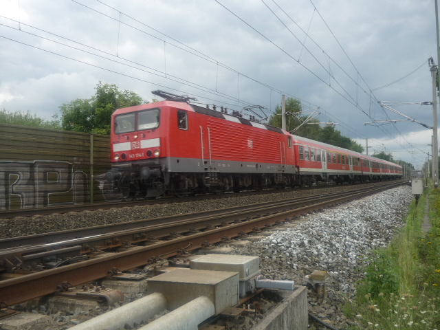 BR 143 174-1 ziht einen RE nach Wolfsburg Hbf.