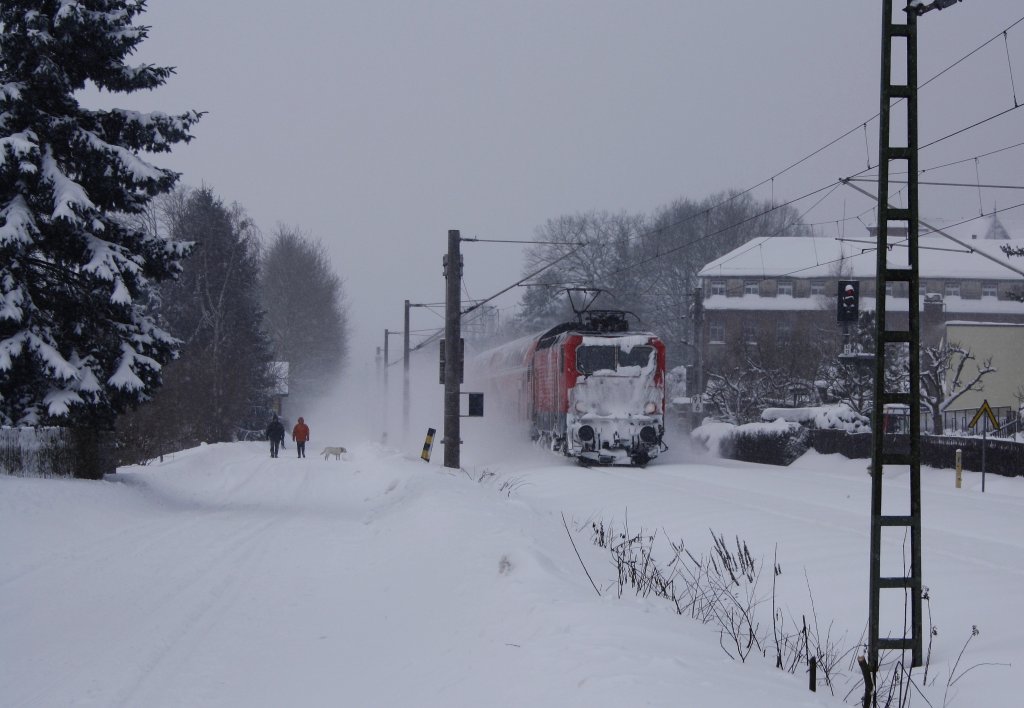 BR 143 228 ???? (denke ich erkannt zuhaben), kurz vor dem Hp. Chemnitz Grna, am 15.12.2010 bei extremen Wetterbedingungen.