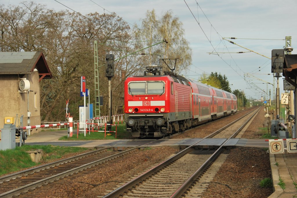 Br 143 243-4 mit RE50  SAXONIA  nach Dresden in Glaubitz, 08/04/2011.