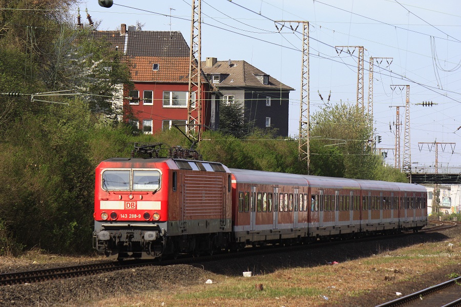 BR 143 288 E-West Bf am 09.04.2011 als ET 422 Ersatzverkehr und es wirkt irgendwie fr�her,da totgesagte oft l�nger leben als gedacht.