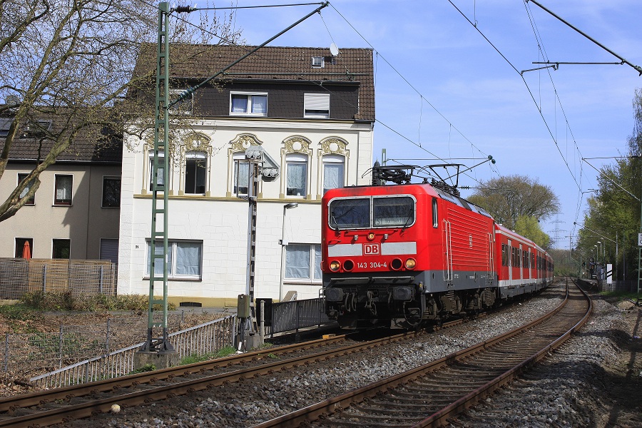 BR 143 304 hat am 09.04.2011 mit seiner X-Wagen-Ganitur den Hp SG-Vogelpark verlassen  um ins via D�sseldorf ins Ruhrgebiet zufahren.