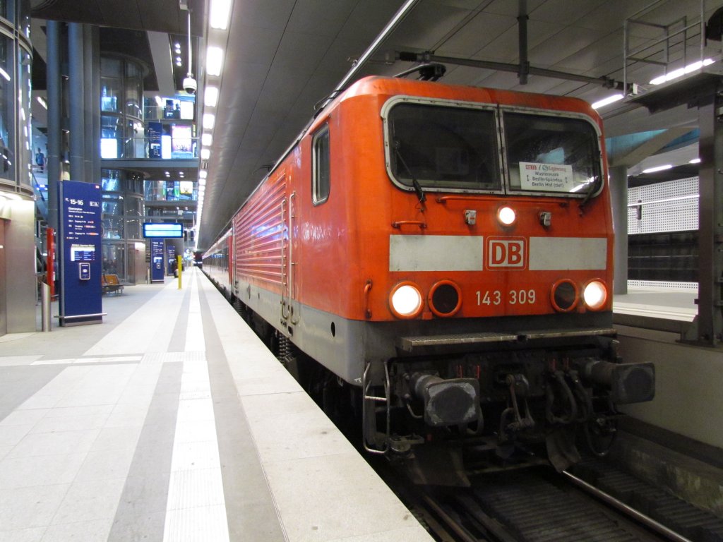 BR 143-309 der Regio DB steht am 24.01.2011 mit ihrer Regionalbahn im Bahnhof von Berlin HBF in Richtung Wustermark