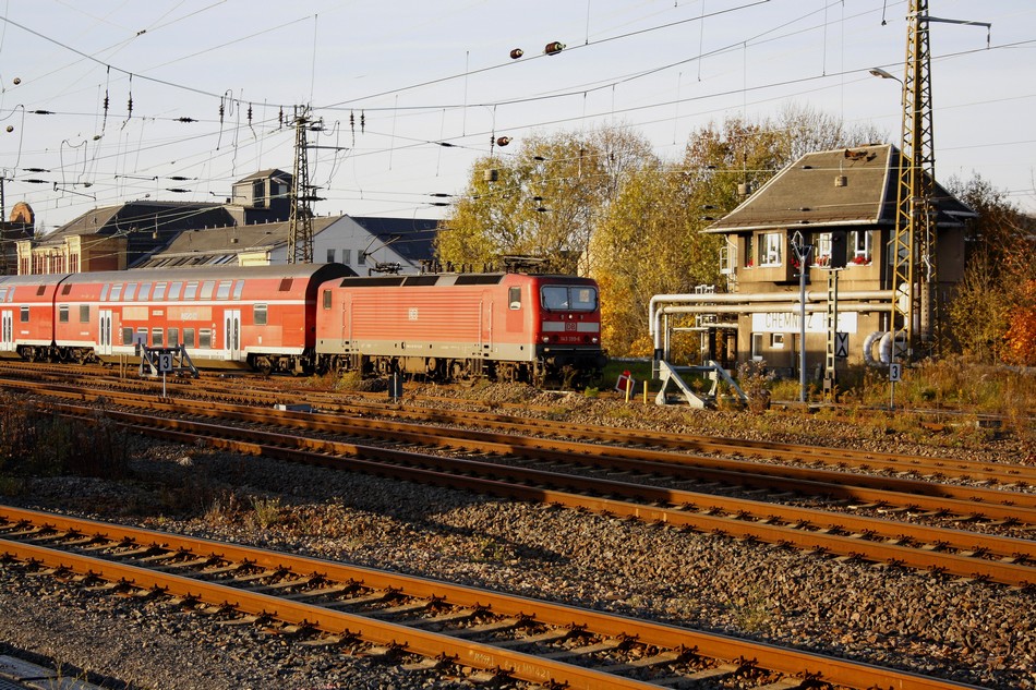 BR 143 355-6 fhrt am morgen des 30.10.2010 am STW VI(?) des Chemnitzer-Hbf. vorbei. Ob dieses STW stehen bleibt, ist mir unbekannt. Fotografiert vom ffentlichen Parkplatz.