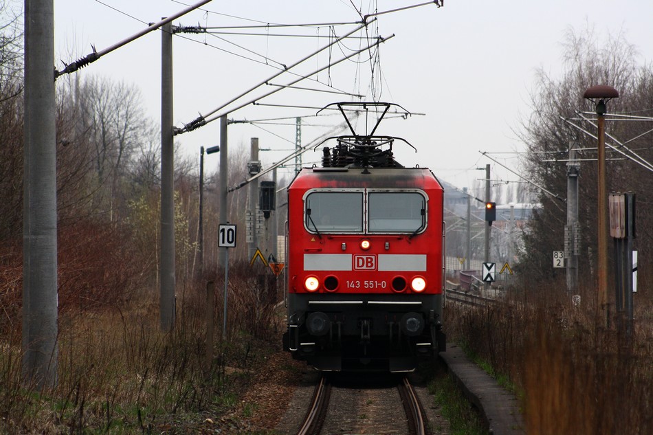 BR 143 551-0 bei der Anfahrt auf den Bhf.-Chemnitz Sd am 06.04.2010.
Vom Bahnsteig aus mit einem Teleobjektiv aufgenommen, vor dem Haltezeichen zum Betreten.