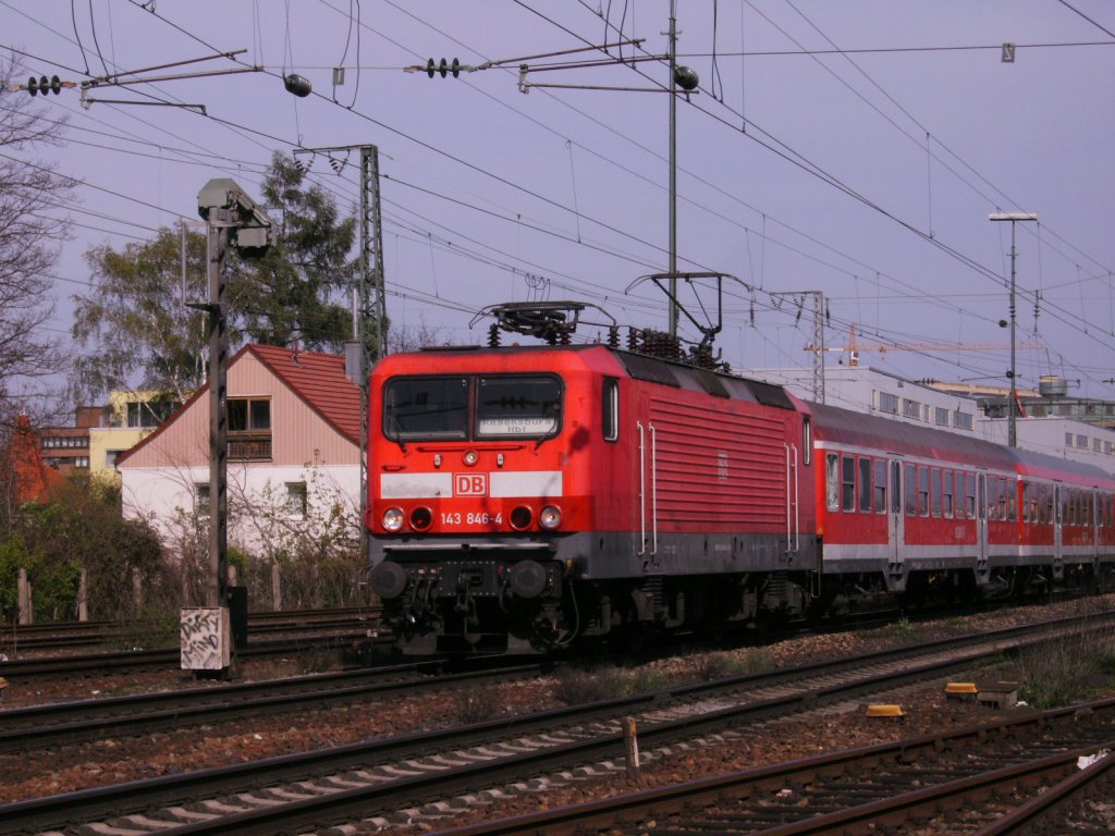 BR 143 846-4 kommt mit RB aus. Eggmhl am 22.04.2010 in Regensburg rein.
