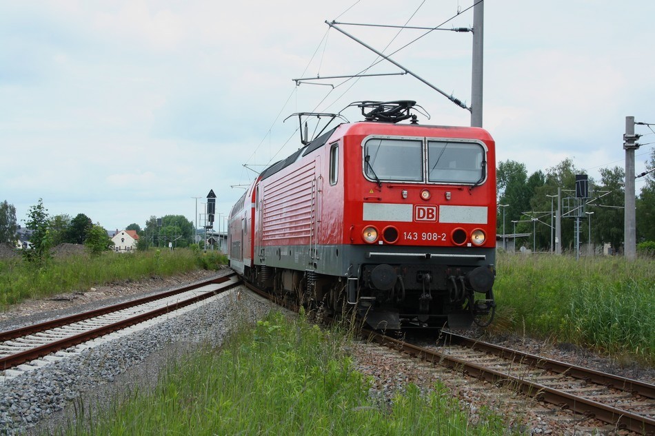 BR 143 908-2 am 19.06.2010 bei der Ausfahrt aus dem Bhf.-Fha nach Dresden.