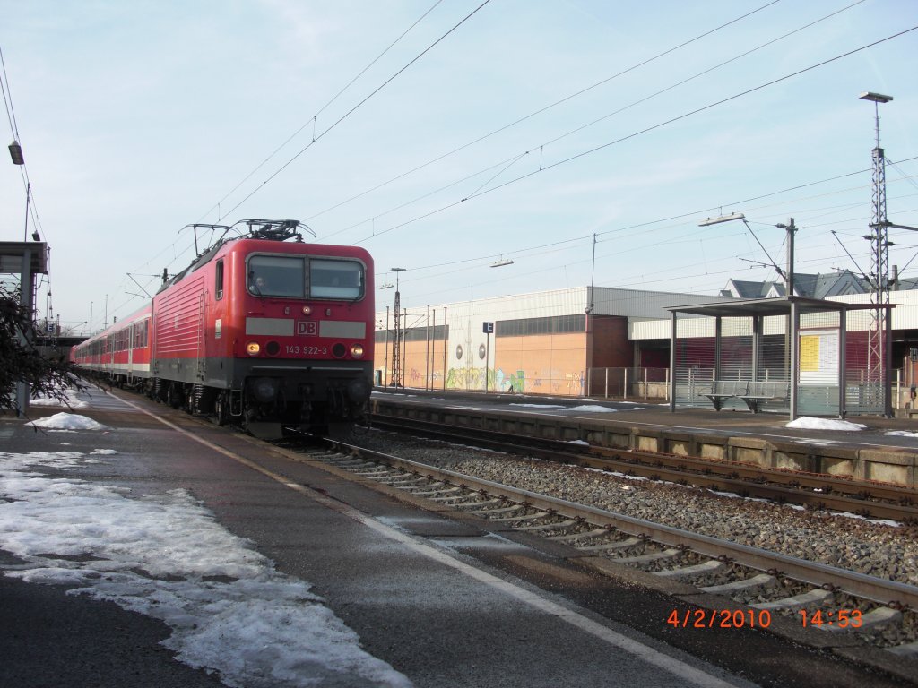 BR 143 922-3 am 4.2.'10 im Hauptbahnhof Gppingen