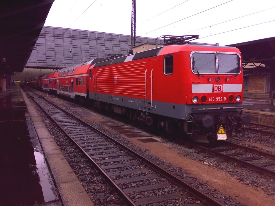 BR 143 952-0 stand am 19.11.2008 an eimem Wochenende im Chemnitzer-Hbf. auf einem Abstellgleis und wartete auf den kommenden Wektag. PS: Die Bahnsteigberdachung ist mitlerweile auch Geschichte.