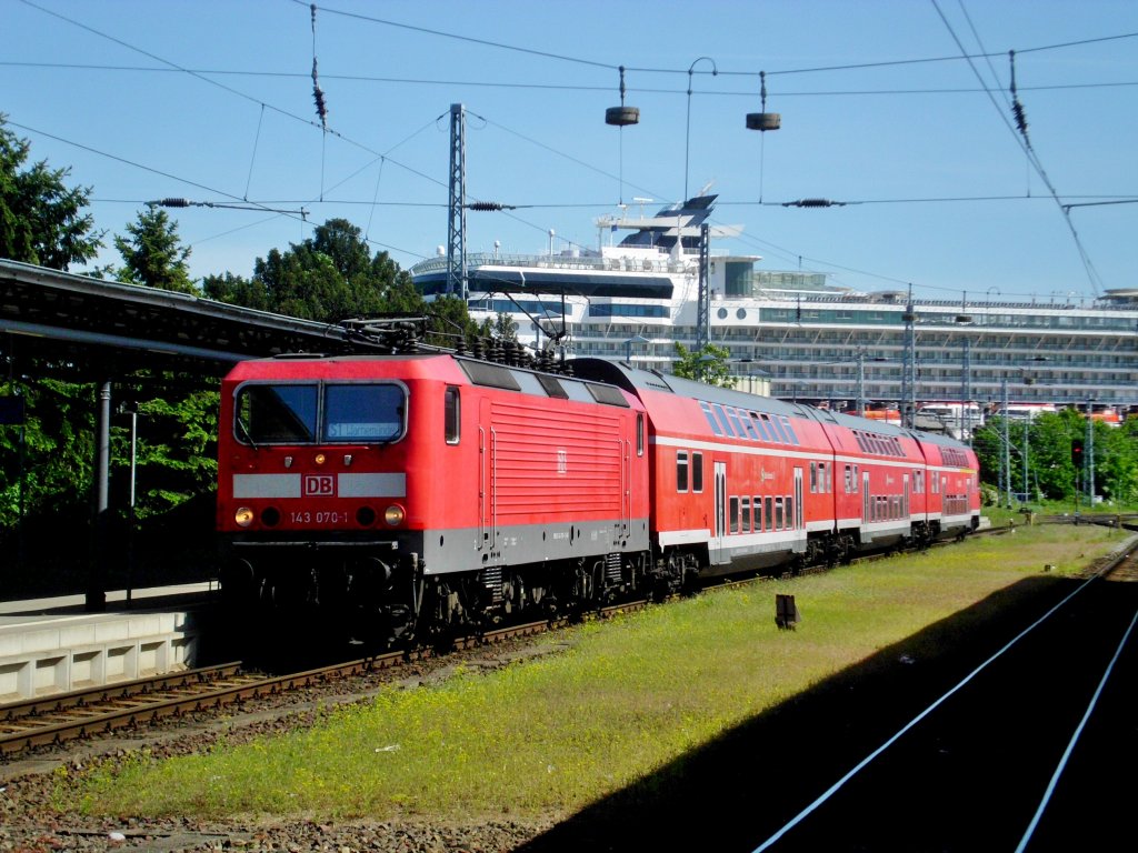BR 143 als S1 nach Rostock Hauptbahnhof am S-Bahnhof Rostock Warnemnde.(3.6.2013)