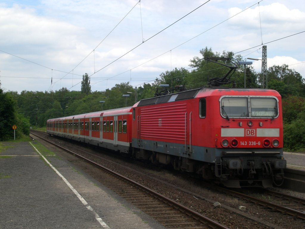 BR 143 als S6 nach Essen Hauptbahnhof im S-Bahnhof Essen-Kettwig.(3.7.2012) 

