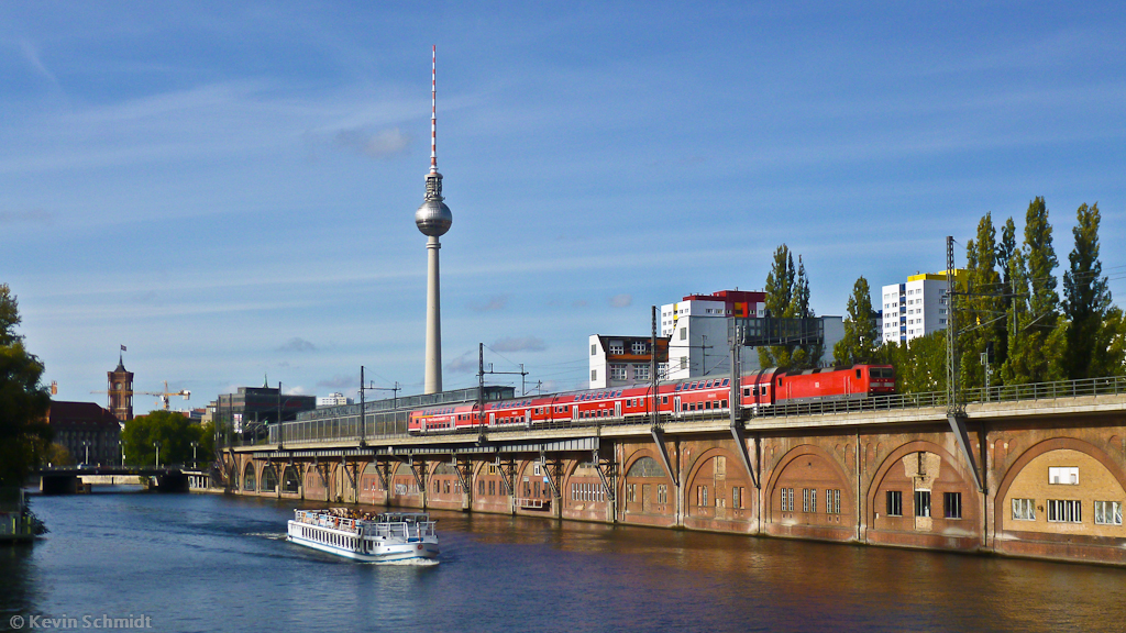 BR 143 mit RB 14 Nauen - Berlin-Schönefeld Flughafen an der Jannowitzbrücke in Berlin mit Fernsehturm und Rotem Rathaus im Hintergrund, 13.10.2012.