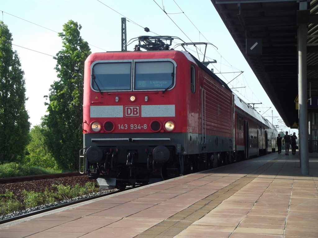 BR 143 mit RB macht Halt Leipzig/Messe.Aufgenommen 06.05.2011 in Leipzig