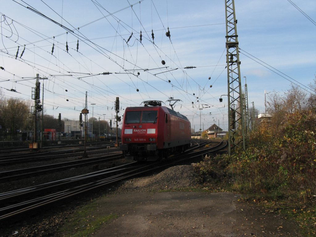 BR 145 001-4 von Railion rangiert in Aachen-West.
21.11.2010