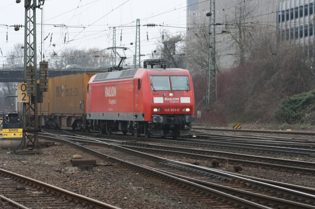 BR 145 003-0 von Railion kommt mit einem gemischten Containerzug aus Richtung Kln und fhrt in Aachen-West ein.
20.2.2011