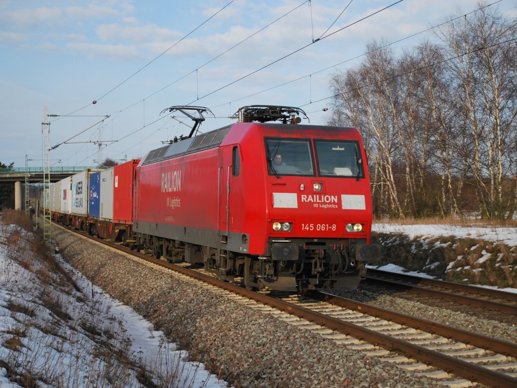 BR 145 061-8 am 19.02.2010 auf der KBS 380 an der berfhrung in Drakenburg.