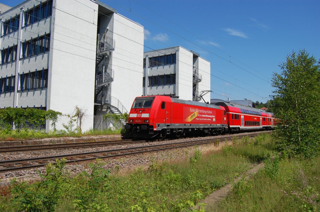 BR 146 224-1 mit Doppelstockwagen fhrt am 17. Juni 2012 als RE durch den alten Westbahnhof in Stuttgart