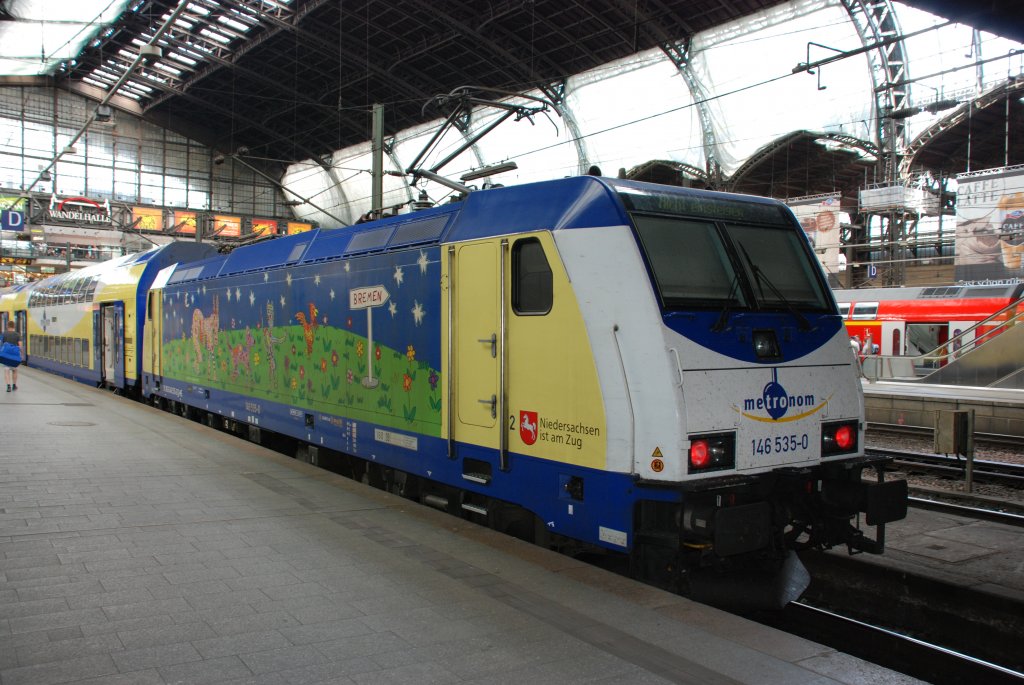 BR 146 535-0, Werbelok des Metronom. Werbung auf zweiter Seite Spiegelverkehrt. Das Schild (BREMEN) weist in beiden Fllen Tatschlich in Richtung dieser Hansestadt. Foto entstand am 10.07.2011 im Hamburger Hbf.