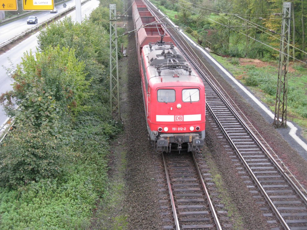 BR 151 012-2 kommt mit einem Kohlenleerzug fhrt durch Bad Honnef auf der Strecke Koblenz-Kln.
20.10.2010