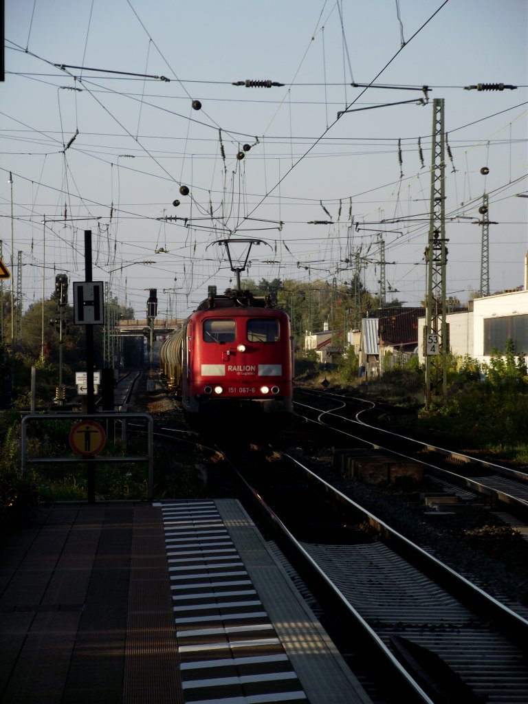 BR 151 067-6 mit Tankwagen Ganzzug in Heppenheim am 22.10.11