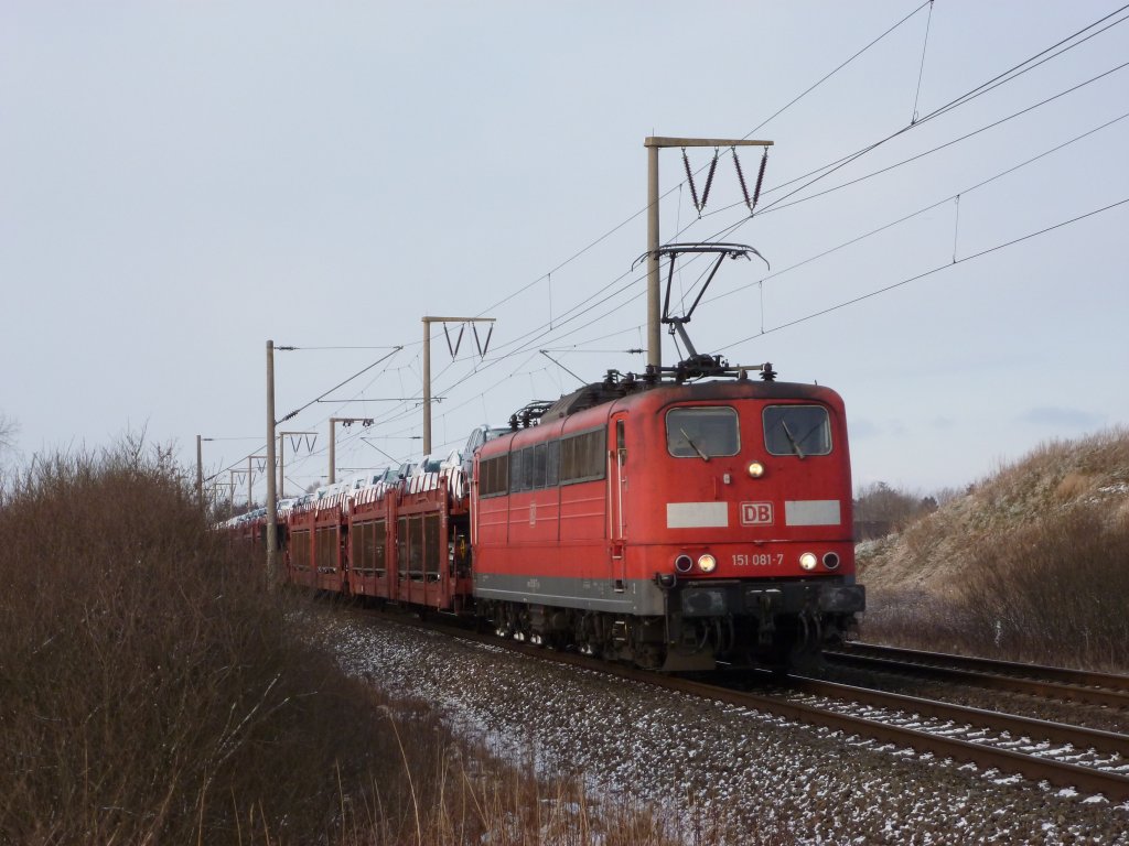 Br 151 081-7 kam am 03.02.2012 mit einem Gterzug bei Veenhusen in richtung Osnabrck vorbei.