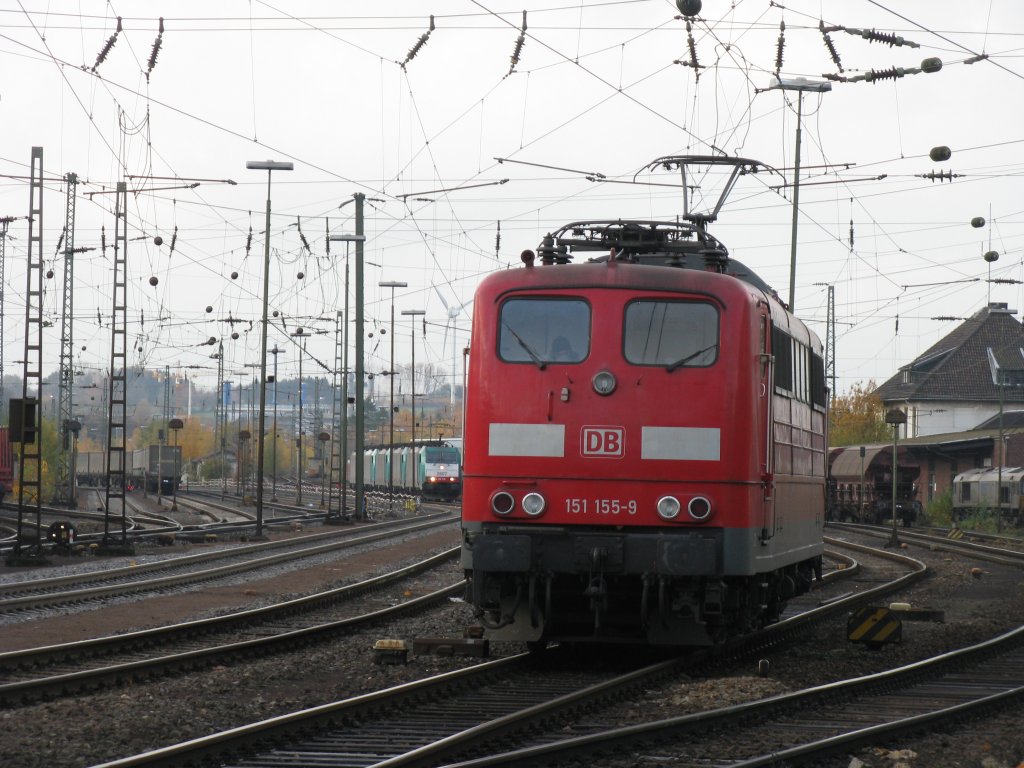 BR 151 155-9 rangiert in Aachen-West im Hintergrund steht abgestelt die und Cobra Loks geparkt in Aachen-West.
6.11.2010