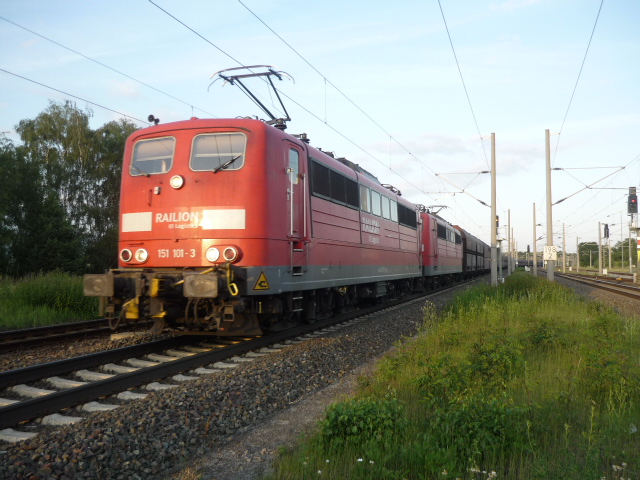 BR 151 Doppeltraktion fhrt mit einem leeren Kohlebomber durch Gifhorn.