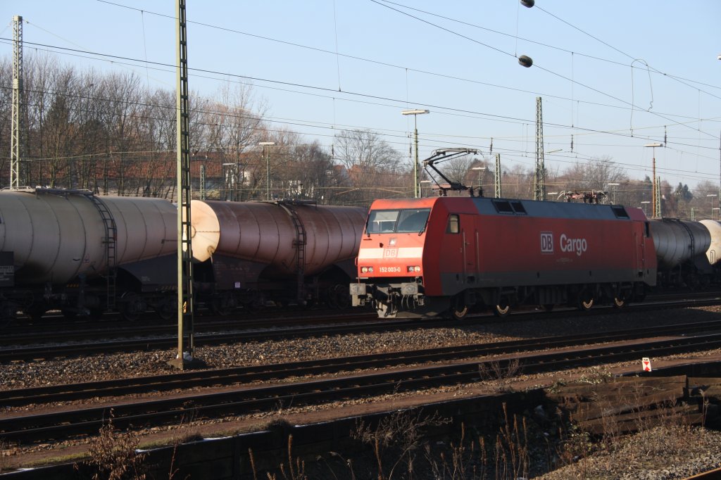 BR 152 003-0 von DB Cargo rangiert in Aachen-West bei schnem Sonnenschein.
29.1.2011