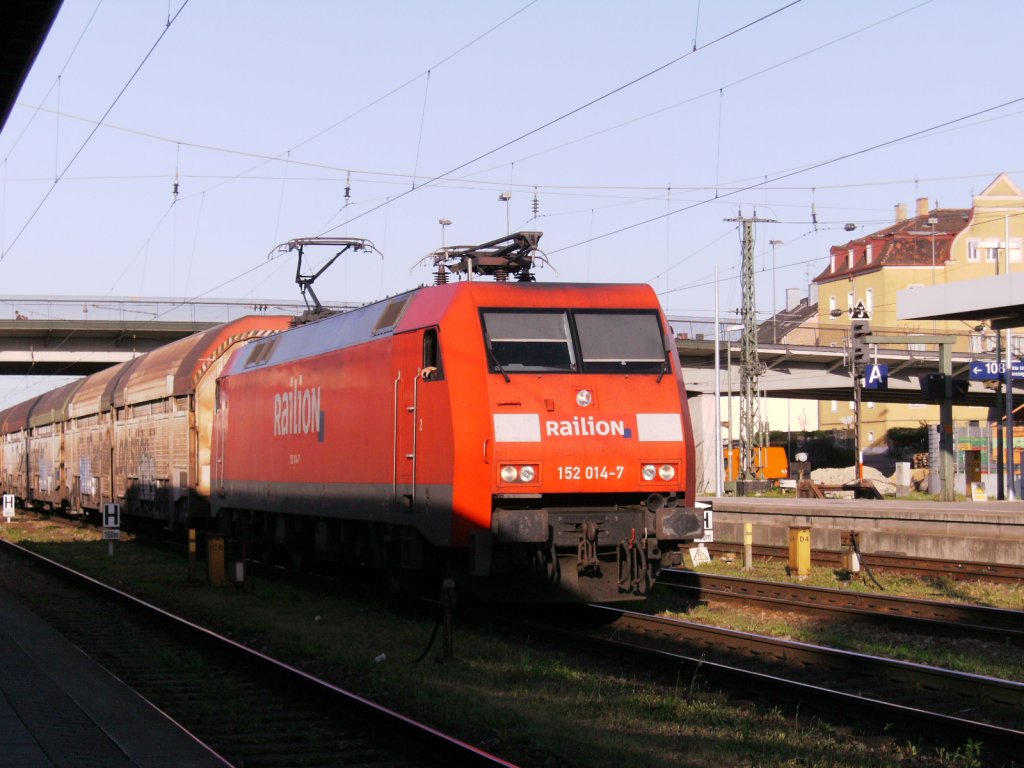 BR 152 014-7 mit Autozug fhrt am 17.06.2009 durch Regensburg Hbf.