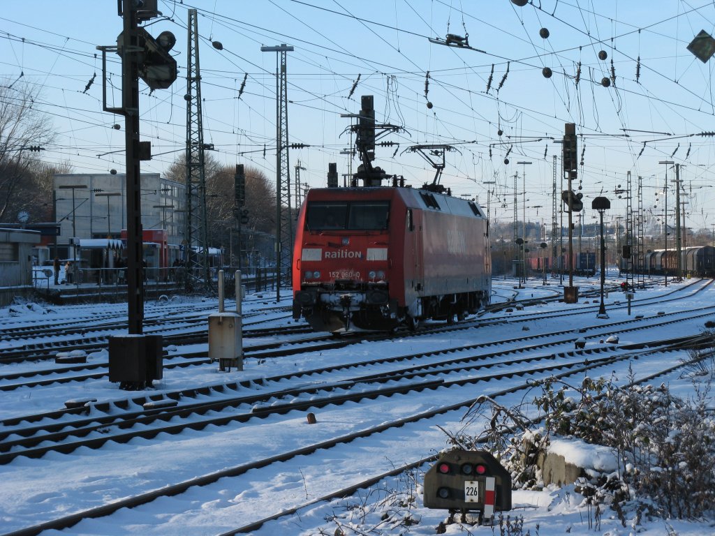 BR 152 060-0 von Railion rangiert in Aachen-West im Schnee.
18.12.2010