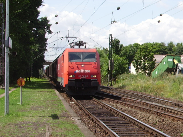 BR 152 089-9 mit einen gemischten Gterzug in Maintal Ost am 28.07.09