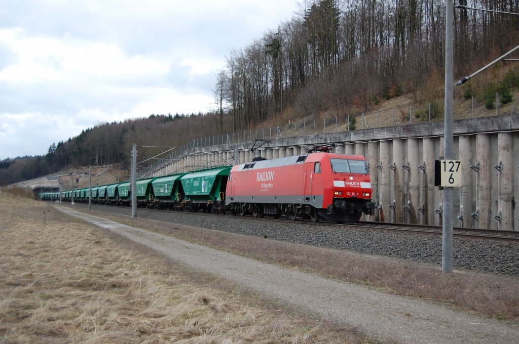 BR 152 112-9 ist am 27.03.2010 mit einem Getreidezug kurz hinter dem Bahnhof Willebadessen unterwegs, um in K�rze den Eggetunnel zu passieren.