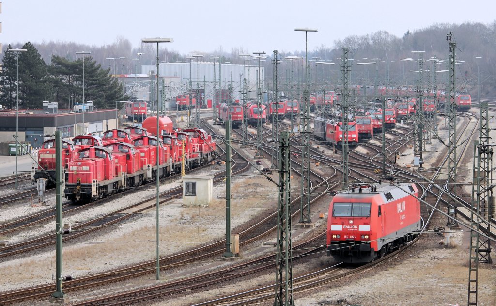 BR 152 115-2 ist gerade  Ausgerckt  und macht sich auf den Weg zu ihren Gterzug. Rbf Maschen den 04.03.2012