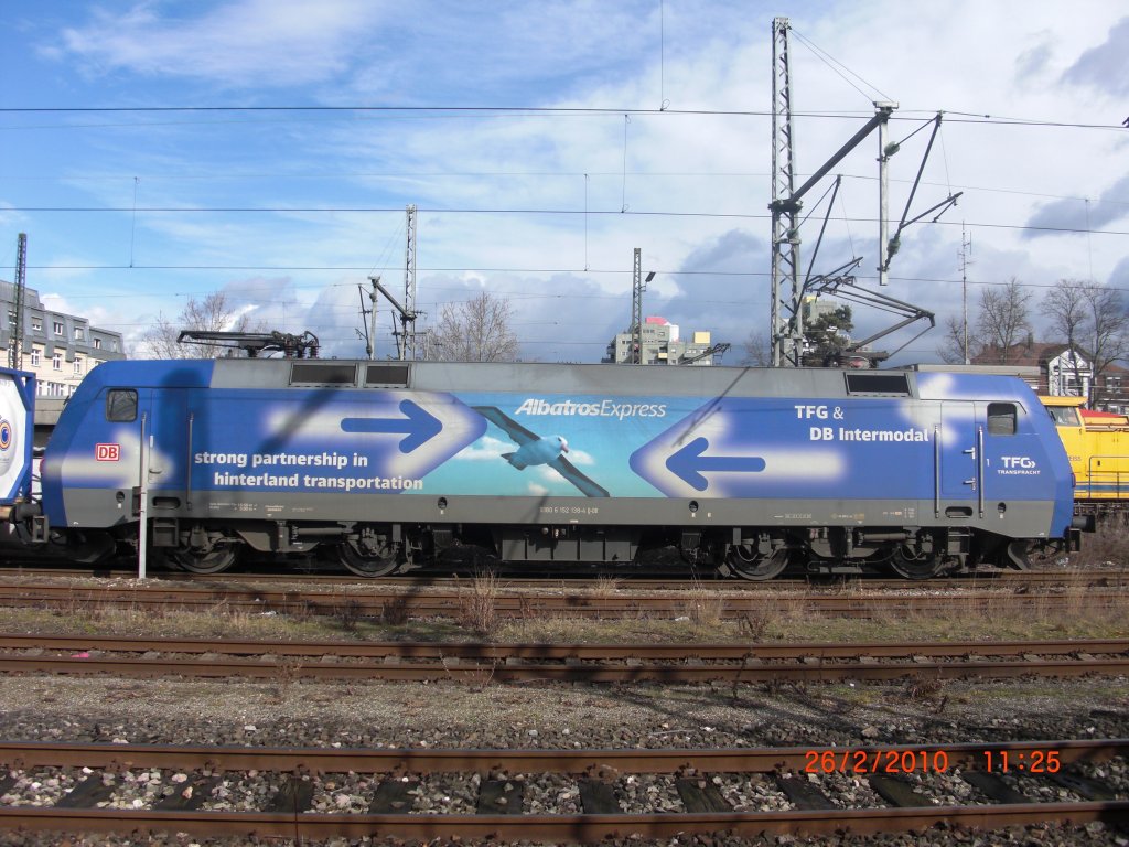 BR 152 138-4  Albatros Express  wartet (am 26.Feb. '10) am gppinger Hauptbahnhof auf sein grnes Signal