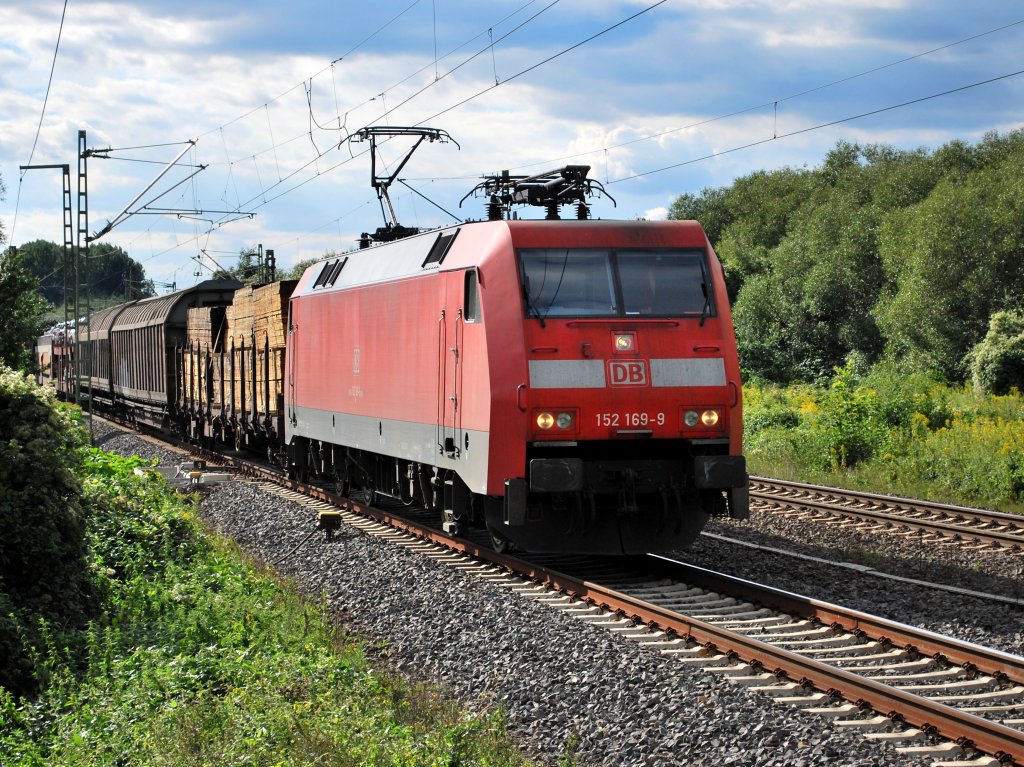BR 152 169-9 kndigte sich und ihren Zug am 31.08.2010 bereits lange vorher durch lautes Rumpeln auf der neuen Kanalbrcke Misburg Sd an.