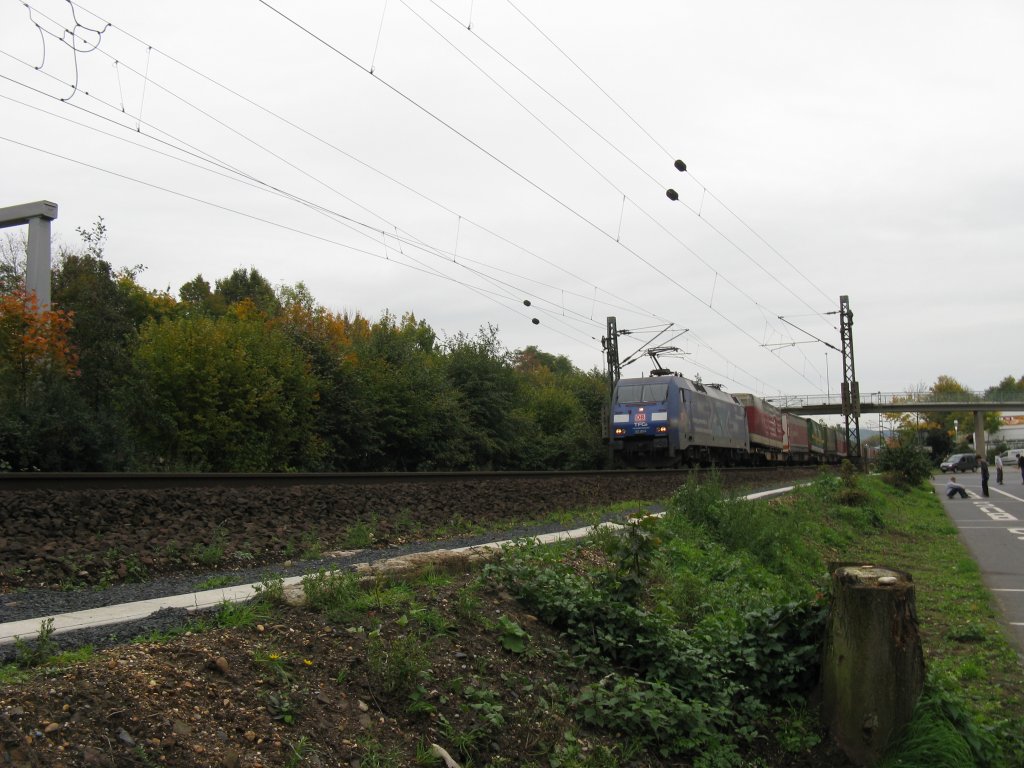 BR 152 von Albatros kommt mit einem langen LKW Zug in Bad Honnef auf der Strecke Koblenz-Kln.
am 22.10.2010.