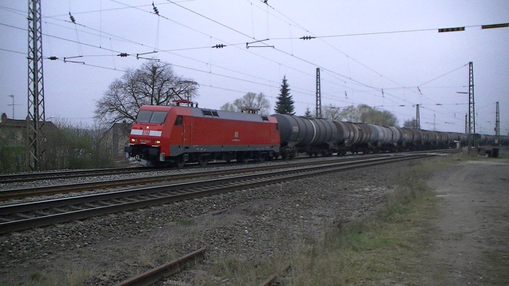 BR 152 DB Schenker durchfhrt am 06.04.2012 mit einem Kesselwagenzug den Bahnhof Oberhaid. 