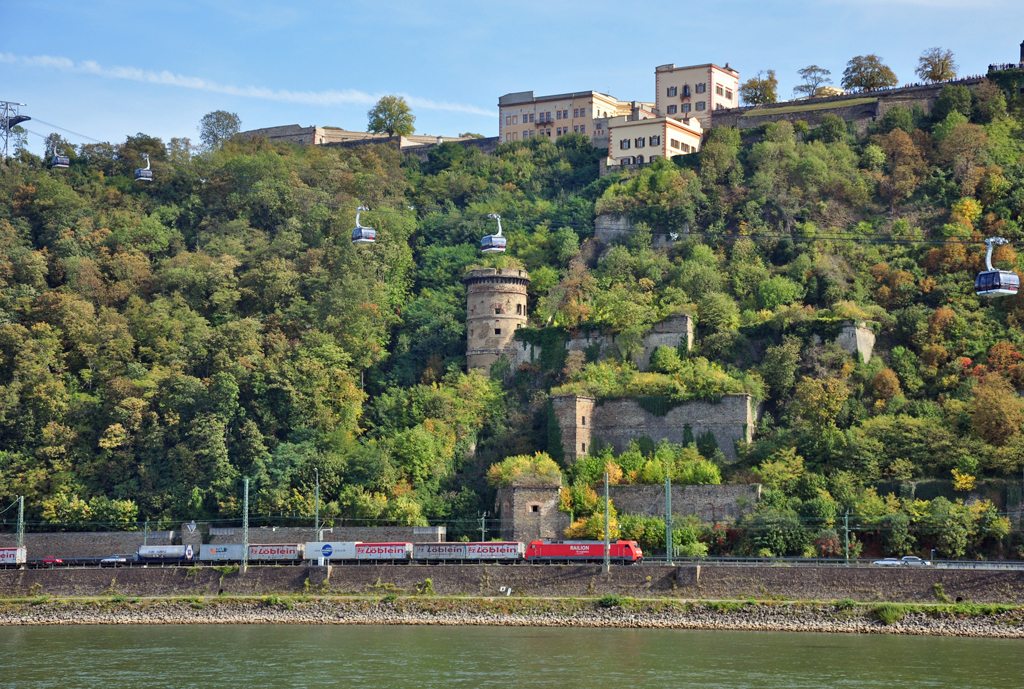 BR 152 mit Containerzug vor der Kulisse der Festung Ehrenbreitstein bei Koblenz - 29.09.2011