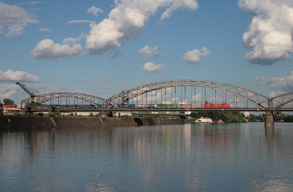 BR 152 mit gemischtem KV-Zug auf der Mainbrcke bei Frankfurt-Ost. 31.08.10